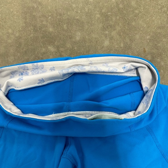 Lululemon Gather & Crow Cropped Leggings Sz 6, Elec. Floral Blue, Back Slit, EUC - Picture 2 of 6